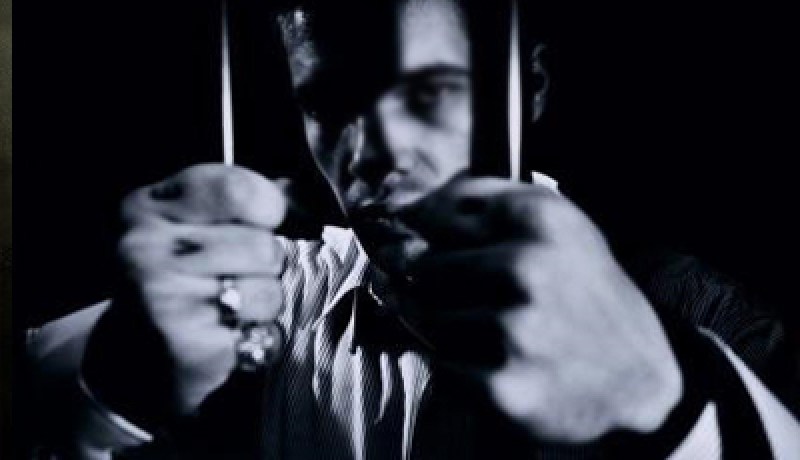 يجد نفسه وراء القضبان لاستفساره عن رفض دفع راتب والده