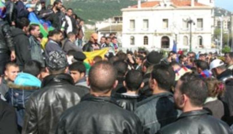أصحاب مركبات النقل يحاصرون مقر ولاية تيزي وزو