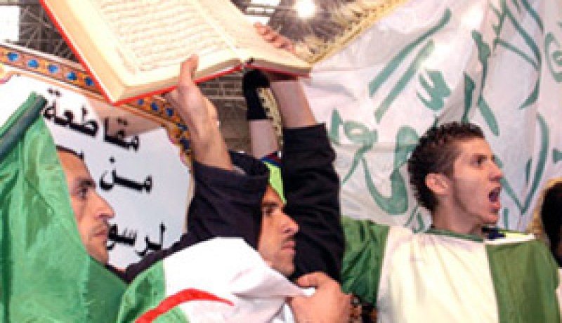 إساءات المتطرفين الدانمركيين تمتد للذات الإلهية