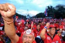 أصحاب القمصان الحمراء يسكبون الدماء حول مقر رئيس الوزراء التايلاندى