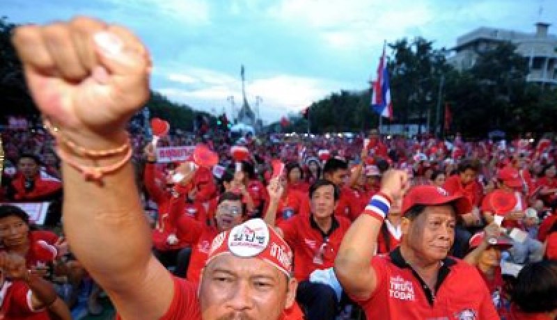 أصحاب القمصان الحمراء يسكبون الدماء حول مقر رئيس الوزراء التايلاندى