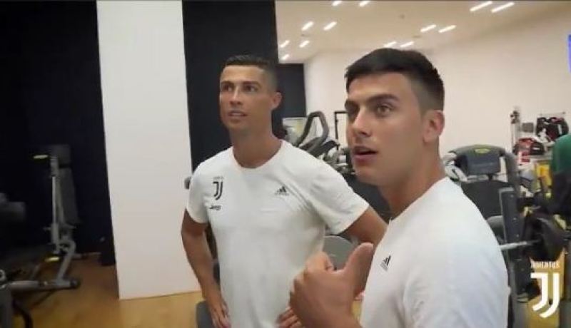 بالصور.. هكذا إستقبل لاعبو “اليوفي” رونالدو في أول حصة تدريبية له !