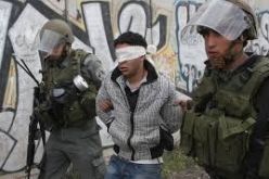 قوات الإحتلال تعتقل 11 فلسطينيا بالضفة الغربية