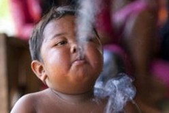 طفل إندونيسي في الثامنة يستهلك علبتي سجائر يومياً