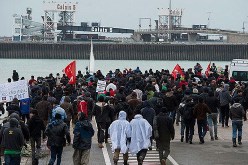 مهاجرون يقتحمون ميناء كاليه بفرنسا