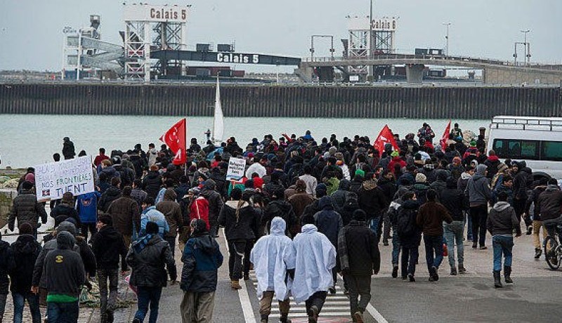 مهاجرون يقتحمون ميناء كاليه بفرنسا