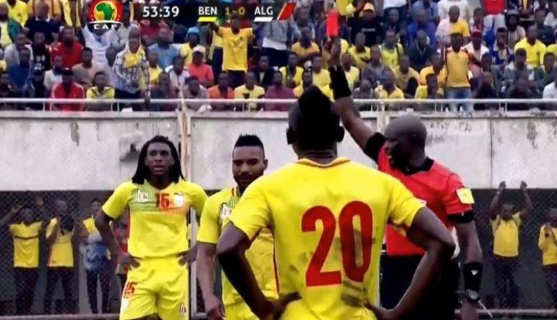 الحكم يطرد “سيسينيو” بالبطاقة الحمراء