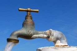 تغيُّر لون مياه الحنفية سببه الأتربة.. إشربوها فهي سليمة