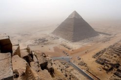 بالفيديو مصر تعتقل ألماني لتسلقه أكبر أهرامات الجيزة