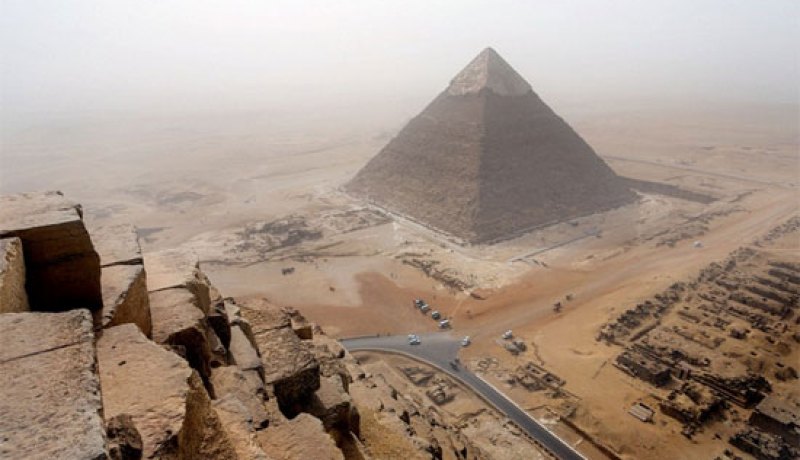 بالفيديو مصر تعتقل ألماني لتسلقه أكبر أهرامات الجيزة