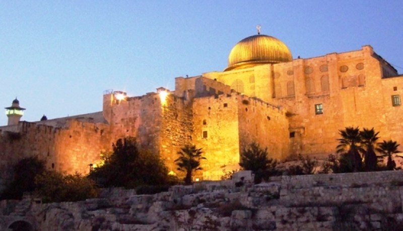 إسرائيليون يحرقون مسجدا بالقدس الغربية