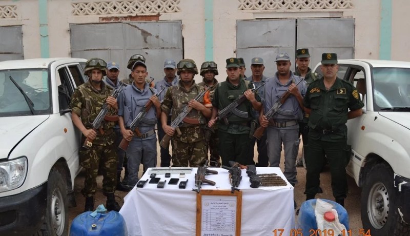 بالصور.. توقيف 3 أشخاص بحوزتهم مسدسين رشاشين و4 مخازن وذخيرة بغرداية