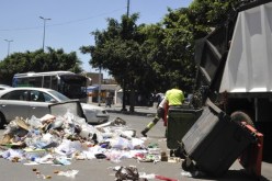 الجزائريون يقضون عيد الأضحى وسط أكوام النفايات