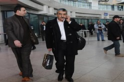 سعدي‮ ‬يمزق جواز سفره الجزائري‮ ‬بباريس‬