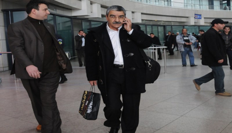 سعدي يمزق جواز سفره الجزائري بباريس
