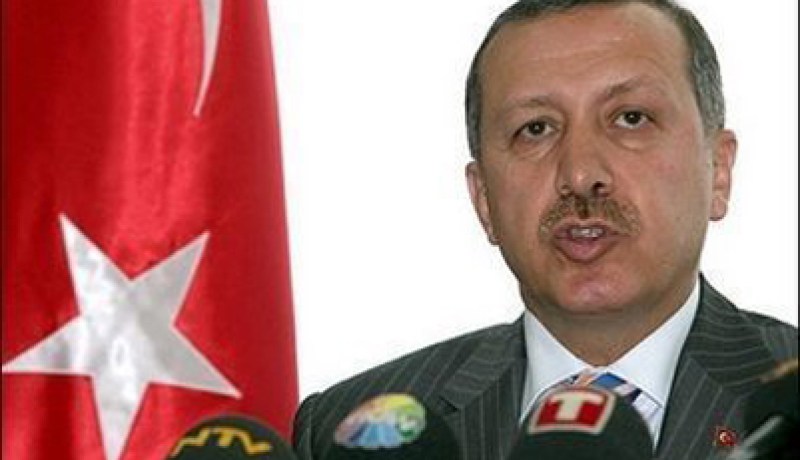 أردوغان يناشد القذافي التخلي فورا عن السلطة