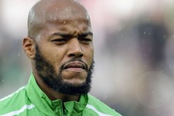 مبولحي  مع الخضر ندخل الملعب كالحيوانات وكأننـا في حرب.. من أجل الجزائر