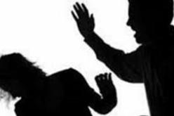 مقاول يضرب زوجته بكابل ويكسر يدها بعصا بسبب الفيسبوك