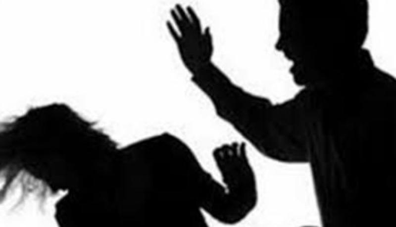 مقاول يضرب زوجته بكابل ويكسر يدها بعصا بسبب الفيسبوك