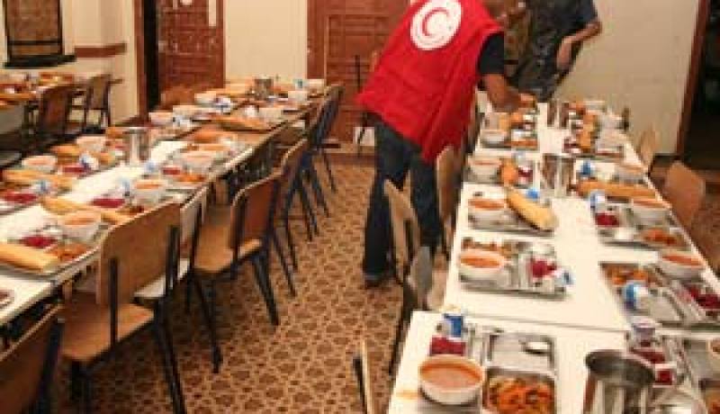 أسر فقيرة تتعفف عن طلب المساعدة ومؤسسات أجنبية تساعد معوزي الرويسات