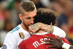 راموس يواسي صلاح بعد إصابته !!