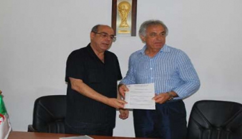 حليلوزيتش يجتمع مع طاقمه يستعرض طريقة عمله وبرنامجه ويشدد على الإنضباط والصرامة