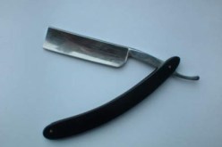 فتاة تشوه وجه أخرى بشفرة حلاقة في مسجد بمعسكر