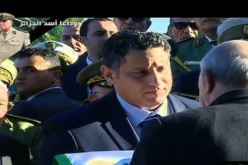 تبون يسلم الراية الوطنية التي سُجي بها جثمان الراحل ڤايد صالح لأحد أبنائه