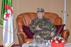 قايد صالح يشرف على تمرين بياني بالذخيرة الحية بتمنراست