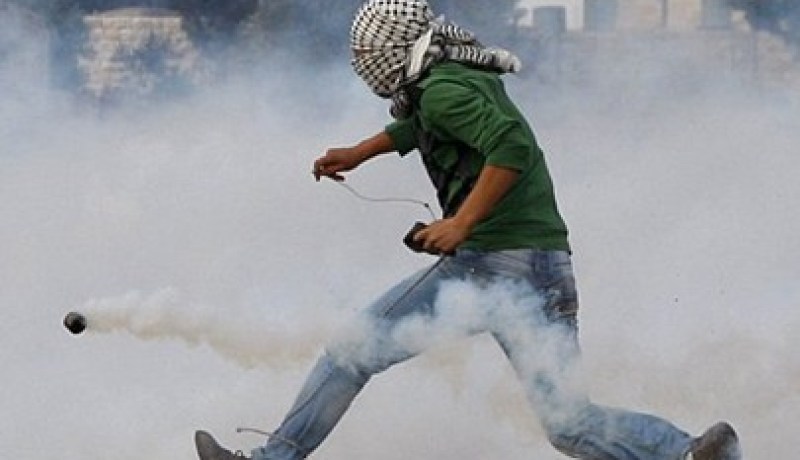 إصابة عشرات الفلسطينيين بحالات إختناق جراء غازات سامة أطلقتها قوات الإحتلال الإسرئيلي