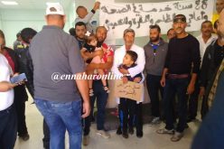 ممرض يضرب عن الطعام ويحتج برفقة أبنائه أمام مقر عيادة طبية في سوق أهراس