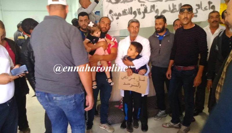ممرض يضرب عن الطعام ويحتج برفقة أبنائه أمام مقر عيادة طبية في سوق أهراس