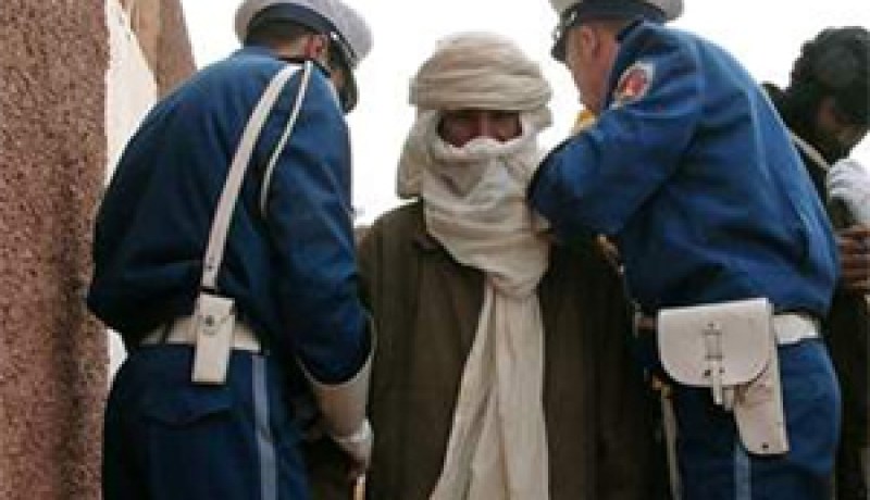 التحقيق جار مع عشرات المشتبه فيهم من شباب القرى النائية…توقيف راع ذي صلة بتنظيم “القاعدة” بصحراء بن قشة الحدودية بالوادي