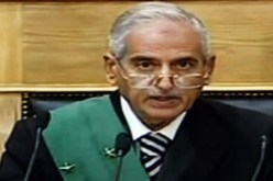 قاضى محاكمة مبارك يلقي الاوراق التي بحوزته ويغادر الجلسة غاضبا