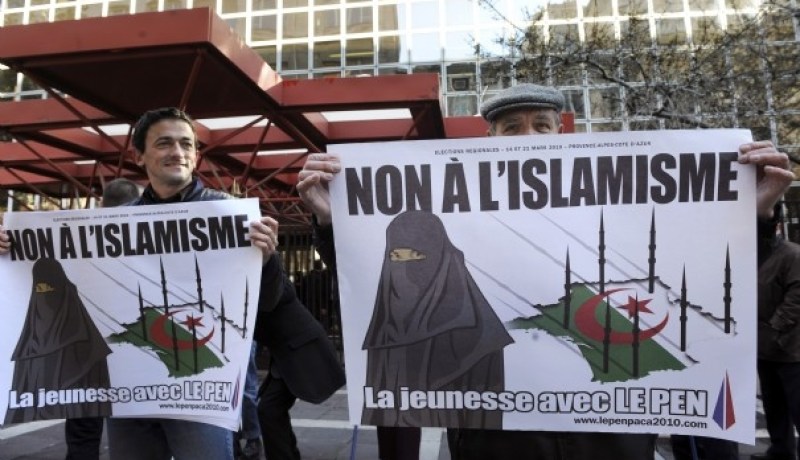 العدالة الفرنسية تسمح بنشر لافتات معادية للإسلام والجزائر
