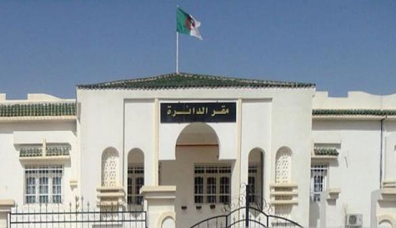 مقصيون من قائمة 520 مسكن اجتماعي يحتجون أمــام مقــر دائــرة حــاســي بحبــح فــي الجلفــة