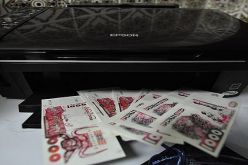 توقيف عصابة بينهم طالبة جامعية حاولت اغراق السوق الوطنية بنقود مزورة