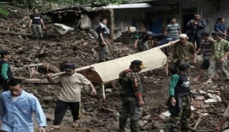 وفاة أكثر من 11 شخصا في انهيارات أرضية غربي إندونيسيا