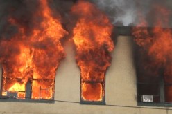 بالفيديو.. سقوط عجوز من شقتها أثناء محاولة إنقاذها من حريق