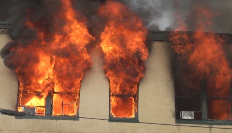 بالفيديو.. سقوط عجوز من شقتها أثناء محاولة إنقاذها من حريق