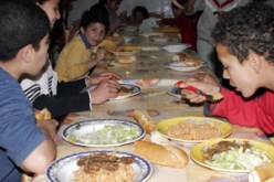 في الوقت الذي ينصح الطب بغير ذلك…العائلات الجزائرية ترغّب أطفالها الصغار في الصوم وتحتفل بذلك