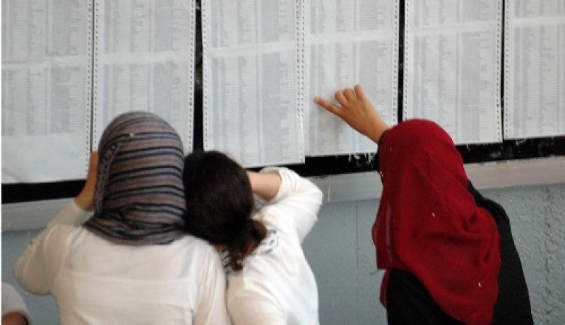 الحاصلون على شهادات في الاقتصاد والصحافة وعلم النفس والاجتماع ممنوعون من التدريس