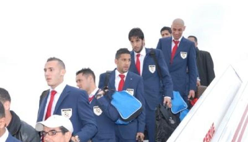 الجماهير الجزائرية تستقبل محاربي الصحراء بالبطاقات الحمراء احتجاجا على مهزلة كوفي كودجيا