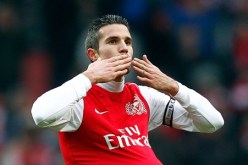 فان بيرسي يمتدح زملائه بعد فوزه بجائزة أفضل لاعب في العام