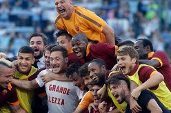 روما يهزم لاتسيو في مباراة مثيرة ويصعد لدوري أبطال أوروبا