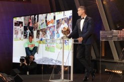 كريستيانو بعد تتويجه بالكرة الذهبية…هذا لا يصدق!