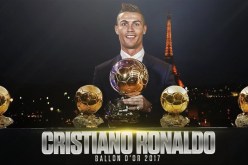بالفيديو..رونالدو يتوج بالكرة الذهبية الخامسة ويعادل رقم ميسي