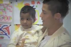 بالفيديو كريستيانو رونالدو يلتقي الطفل الفلسطيني الدوابشة