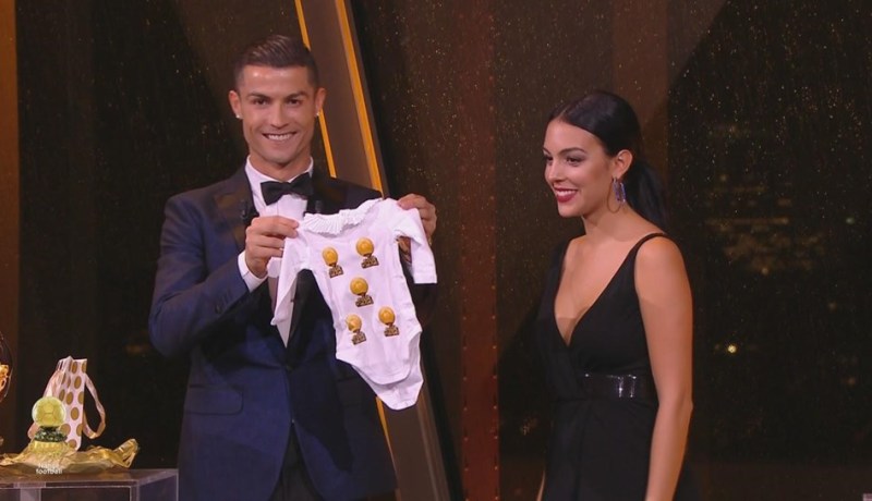 فرانس فوتبول تقدم جائزة غريبة لكريستيانو !