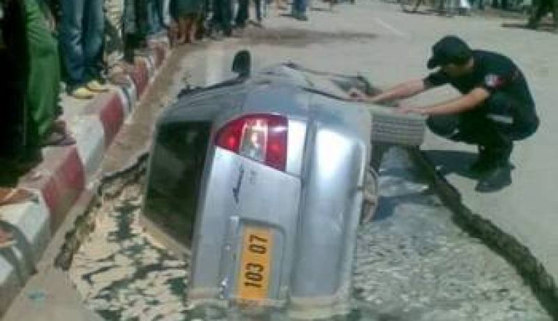 الأرض تنشق وتبتلع سيارة في بسكرة